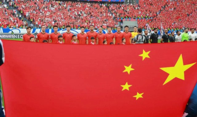 中欧体育app下载-2-2！中国队战平强敌，1人被红牌罚下，105分钟遭绝平，球迷遗憾